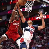 Kyshawn George (18) arme un shoot au duel avec Amen Thompson (1). KEYSTONE/AP/David J. Phillip